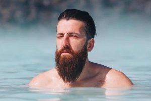 Cómo cuidar la barba del cloro de la piscina