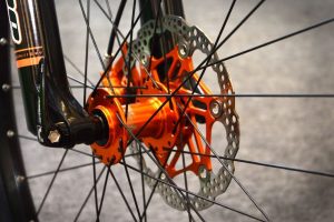 ¿Cómo cambiar una rueda de bici con freno disco?